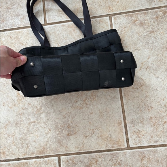 Harvey’s Seatbelt Double Handle Tote - Picture 8 of 9